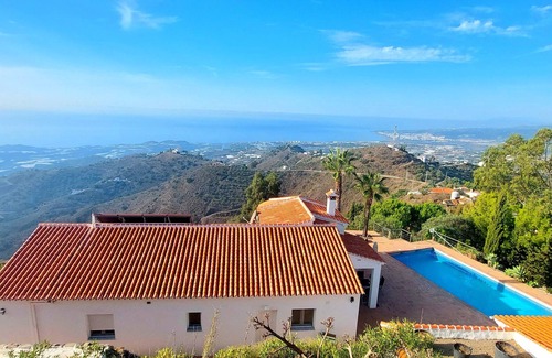Sayalonga Villa | Exceptional Villa Estrellita: 180 ° Sea and Mountain View Private swimming pool.