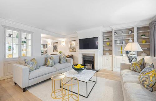 Knightsbridge Apartment | Exclusive 3Bd Mews House with Rare Private Balcony, outside dining and private Garage