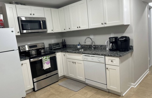 McLean House | Exclusive Escape- 1 mile to metro w/FULL kitchen!