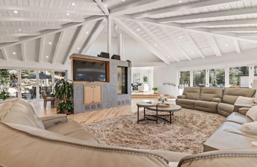 Olympus Cove Apartment | Exclusive Resort Escape - Heated Pool, Spa & Pickleball