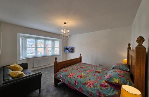 Bootle Bed & Breakfast | Exclusive suite, Thornton, Liverpool Near Crosby