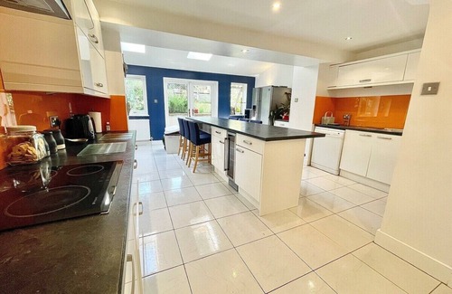 Usk House | EXEC DETACHED,HOT TUB,CINEMA ROOM,POOL TABLE