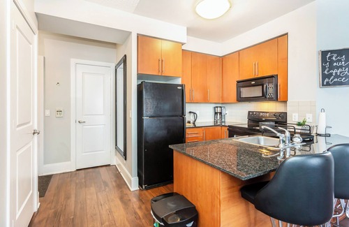 Fairview Condo | Executive 2BR/2BA Condo+Lakeview- Steps from SQ1