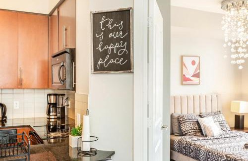 Downtown Mississauga Apartment | Executive 2BR 2BATH Condo with Lakeview Steps from SQ1