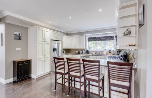 Scarborough House | Executive home, spacious, 4 bedrm, parking, 30 min to downtown, backyard, pets