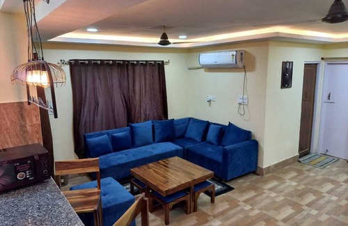 Bolpur House | executive private room in bed and breakfast with pool