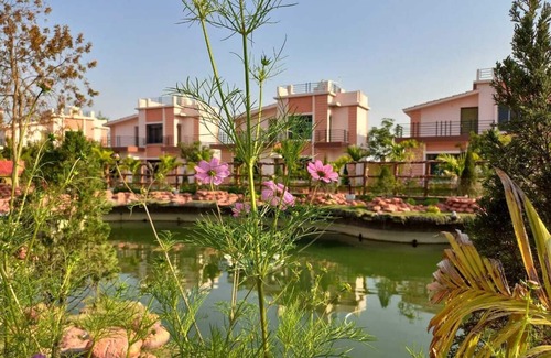 Bolpur House | executive private room in bed and breakfast with pool