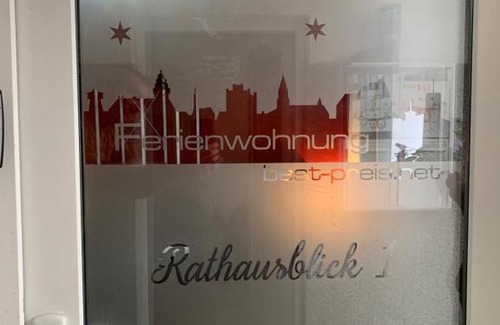 Perleberg Apartment | Exklusive Stadtwohnung am Elbradweg: Best-Preis-FEWO Rathausblick 1 für max. 3 Pers. inkl. WLAN, Prime Video & Self Check-In