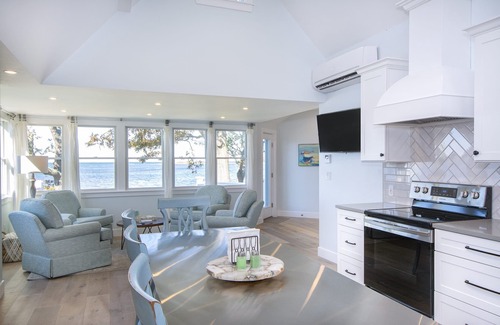 Minot Cottage | Expansive Coastal Views, 3 bed, 2 bath cottage, newly renovated