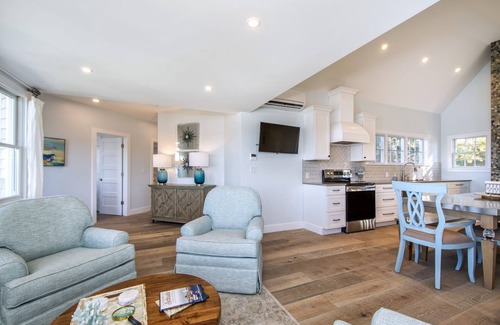 Minot Cottage | Expansive Coastal Views, 3 bed, 2 bath cottage, newly renovated