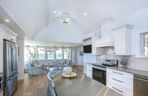 Minot Cottage | Expansive Coastal Views, 3 bed, 2 bath cottage, newly renovated