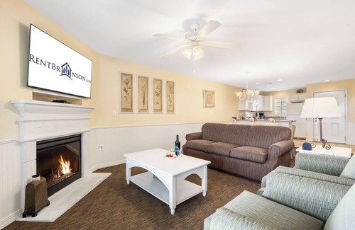 Kimberling City Condo | Expansive Condo w Table Rock Lake Access-Free Attraction Tickets-Mini Golf-Cmty Pool-Pickleball