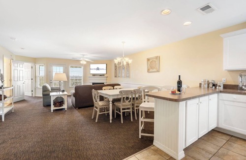 Kimberling City Condo | Expansive Condo w Table Rock Lake Access-Free Attraction Tickets-Mini Golf-Cmty Pool-Pickleball