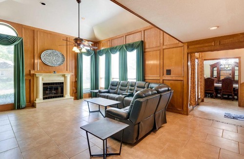 Texas City House | Expansive Texas City Retreat about 16 Mi to Galveston!
