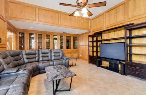 Texas City House | Expansive Texas City Retreat about 16 Mi to Galveston!