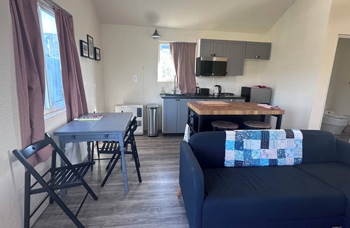 Nome Cottage | Experience Alaska at our Dog Mushing Kennel. Stay at the Comstock Cabin.