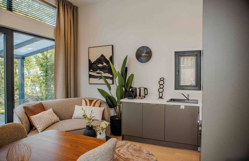 Lieren House | Experience luxury and nature in the Reeëndal Lodge with hot tub in the Veluwe! With 1 bedroom and 1 sleeping loft, a fully equipped kitchen, and air conditioning.