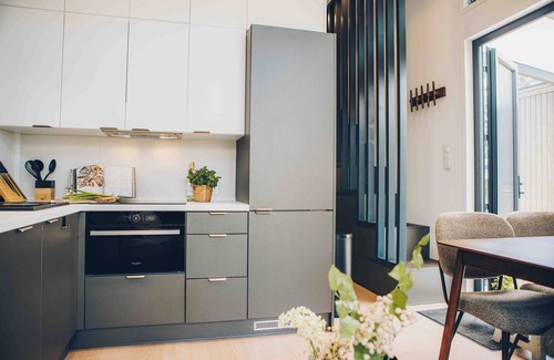 Lieren House | Experience luxury and nature in the Reeëndal Lodge with hot tub in the Veluwe! With 1 bedroom and 1 sleeping loft, a fully equipped kitchen, and air conditioning.