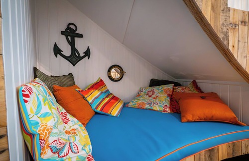 Mount Sterling Bed & Breakfast | Experience Midwest at Hermann Grain Bins BNB and Retreat Center sleeps 16