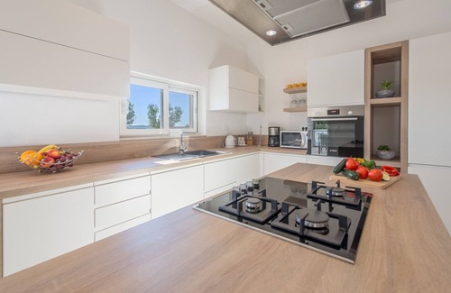 Tinj Villa | Experience only the best - house Kamber