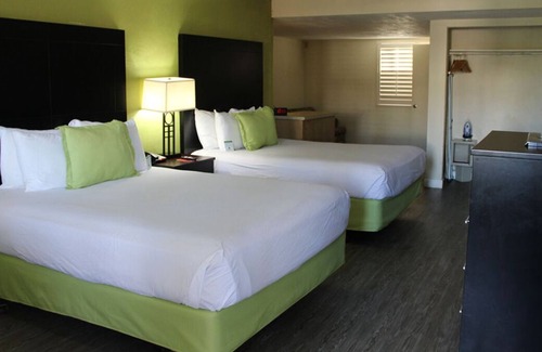 Old Town House | Explore Harbor Island! 2 Comfortable Units w/ Free Breakfast, Great Location