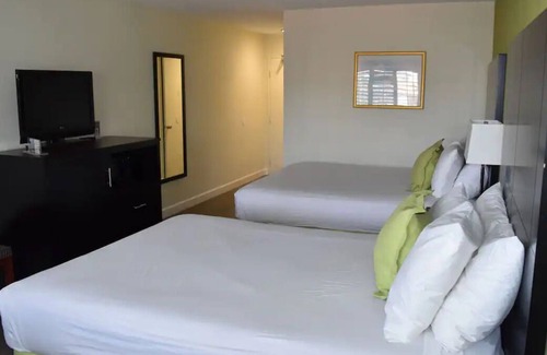 Old Town House | Explore Harbor Island! 2 Comfortable Units w/ Free Breakfast, Great Location