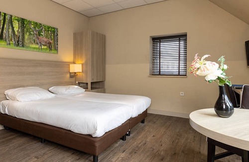 Beekbergen-West Hotel | Explore Royal Gardens, Forest Trails, and Wild Monkeys Nearby! Onsite Dining!