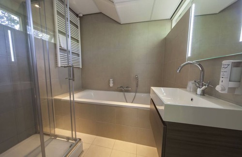 Beekbergen-West Hotel | Explore Royal Gardens, Forest Trails, and Wild Monkeys Nearby! Onsite Dining!