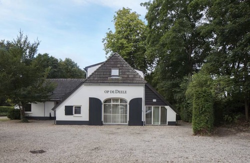 Beekbergen-West Hotel | Explore Royal Gardens, Forest Trails, and Wild Monkeys Nearby! Onsite Dining!