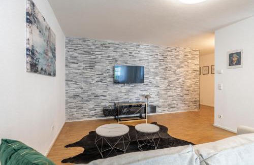 Boeblingen Apartment | EXQUIS 2BR Design Apartment LOUIS I Parking I Balcony I Mercedes-Benz I Family-friendly