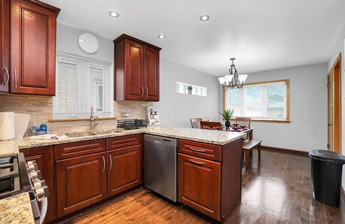 Forestview House | Extended Stay- Chicago FHS Rental - W 64th St