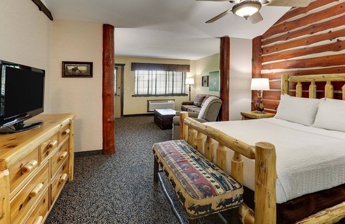 Onalaska Hotel | Extended Stay Queen Suite, Stoney Creek, Kitchen and Balcony | 2 Units