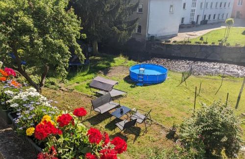Sebnitz Apartment | F0 - Urlaubsmagie - Kleine voll ausgestattete Wohnung mit Gemeinschaftsgarten, -pool & -sauna