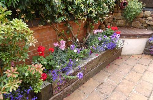 Avon Dassett House | Fab 2-Bed Cotswolds Cottage with Private Courtyard