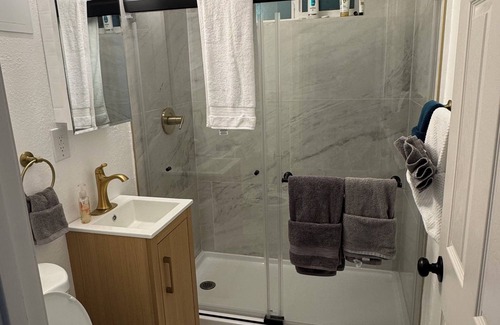 Bushrod Condo | Fabulous 2-bedroom condo with AC in Oakland