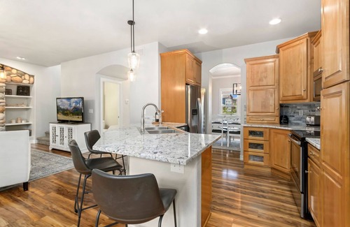 Windsor House | Fabulous Family-friendly Retreat by Windsor Lake!