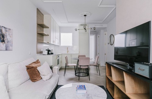 Lista Apartment | Fabulous Lista 3BR w/A/C, 4 min from El Retiro Park, by Blueground