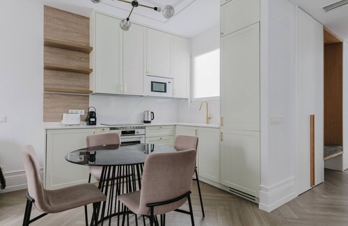 Lista Apartment | Fabulous Lista 3BR w/A/C, 4 min from El Retiro Park, by Blueground