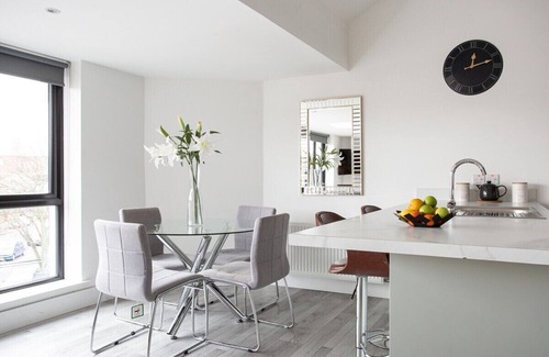 Ormeau Apartment | Fabulous Penthouse, Brilliant Location, Sleeps 6!