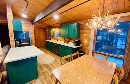 Manitowish Waters Cabin | Fabulous stay in fun Manitowish getaway (+Pontoon)