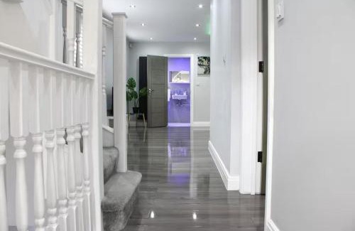 Rushmoor District House | Falcon house 7 bedrooms