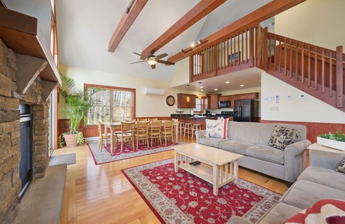 Lake Harmony Estates House | Fall Foliage Reunions Ski Snow Fish Golf Watersports Lake Beach Pickleball