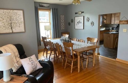 Mill Run Apartment | Fall Getaway Mill Run Inn: Sleeps 12 · 5BR 5BA · Hot Tub Fire Pit Grill Pool