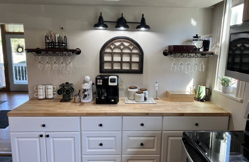 Mill Run Apartment | Fall Getaway Mill Run Inn: Sleeps 12 · 5BR 5BA · Hot Tub Fire Pit Grill Pool