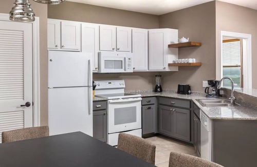 Oatmeal Condo | Fall in Love in Marble Falls! Cozy Condo with Riverview Pool & Hot Tub