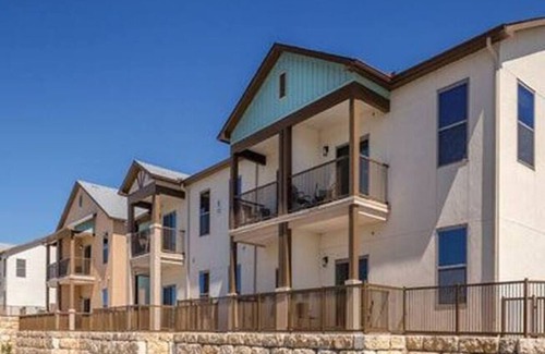 Oatmeal Condo | Fall in Love in Marble Falls! Cozy Condo with Riverview Pool & Hot Tub