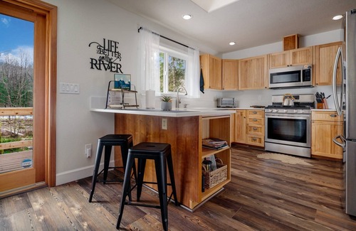 Brightwood House | Fall Sale, Stunning Riverfront Getaway, Barrel Sauna, Huge Deck, Game Room, Fire-Pit, Pool