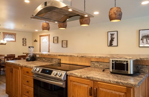 Ohiopyle Condo | Falls Overlook Lodge | 6BR,2BA,Hot Tub, River View, In Ohiopyle!