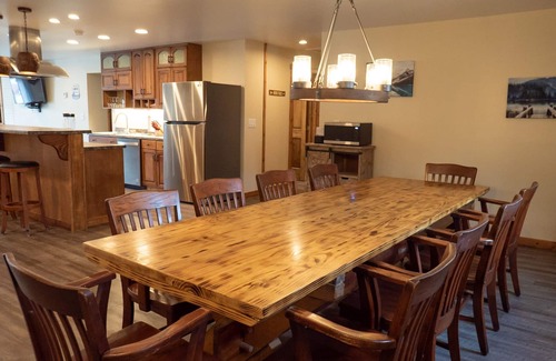 Ohiopyle Condo | Falls Overlook Lodge | 6BR,2BA,Hot Tub, River View, In Ohiopyle!