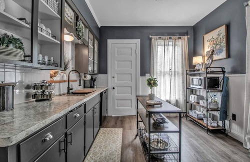 Downtown Niagara Falls Apartment | Fallsview Mansion - Dtwn Home